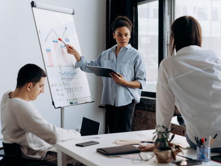 Navigating the Software Buyer’s Maze Unlocking Success in Every Stage (1)